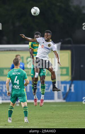 St. Petersburg, FL: Pittsburgh Riverhounds SC defender Jesse Williams (23) and Tampa Bay Rowdies defender Jordan Scarlett (5) go up for a header durin Stock Photo