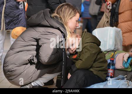 Olga (25) with her son Sviatoslav (2) fleed from Poltava region. Refugees from Ukraine arrive at the train station in Przemysl, Poland, on the 20th day of the Russian invasion of their country. Stock Photo
