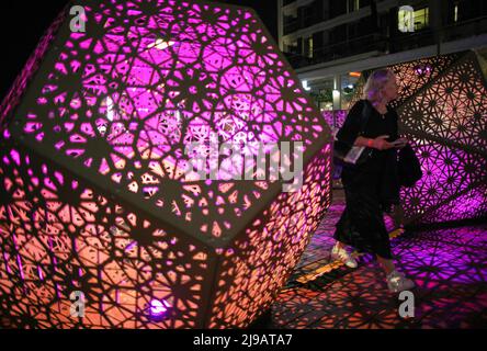 Auckland, New Zealand. 19th May, 2022. A woman views the artwork installation 'Deep Thought' in central Auckland, New Zealand, May 19, 2022. Over 50 installations and artworks were displayed in the city from May 6 to 22 during the 'City of Colour' show. Credit: Zhao Gang/Xinhua/Alamy Live News Stock Photo