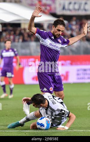 Artemio Franchi stadium, Florence, Italy, May 21, 2022, Giacomo Bonaventura (ACF Fiorentina) and Fabio Miretti (Juventus FC)  during  ACF Fiorentina v Stock Photo