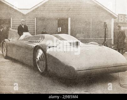 1935 - Sir Malcom Campbell poses with his New Bluebird record breaking car Stock Photo