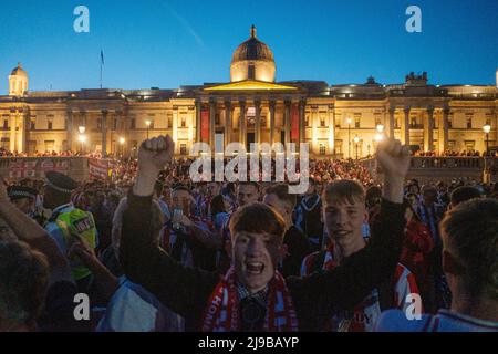 21/05/22, Sunderland AFC Fans Celebrate into the Night in Trafalgar Square after being Promoted to The Championship Stock Photo