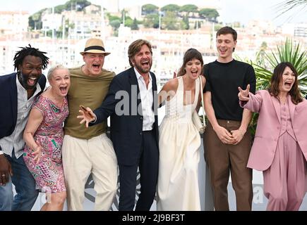 May 22nd, 2022. Cannes, France. Woody Harrelson, Harris Dickinson, Charlbi Dean, Ruben Ostlund, Vicki Berlin, Iris Berben and Jean-Christophe Folly attending the Triangle of Sadness photocall, part of the 75th Cannes Film Festival, Palais de Festival, Cannes. Credit: Doug Peters/EMPICS/Alamy Live News Stock Photo