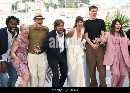 May 22nd, 2022. Cannes, France. Woody Harrelson, Harris Dickinson, Charlbi Dean, Ruben Ostlund, Vicki Berlin, Iris Berben and Jean-Christophe Folly attending the Triangle of Sadness photocall, part of the 75th Cannes Film Festival, Palais de Festival, Cannes. Credit: Doug Peters/EMPICS/Alamy Live News Stock Photo