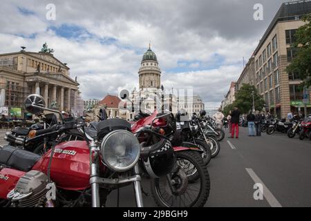 Berlin, Germany. 22nd May, 2022. The Distinguished Gentleman's Ride is a global motorcycle event raising funds and awareness for prostate cancer research and men's mental health programs. In Berlin, the ride started at Gendarmenmarkt on May 22, 2022. (Photo by Michael Kuenne/PRESSCOV/Sipa USA) Credit: Sipa USA/Alamy Live News Stock Photo