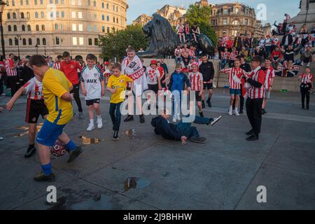 21/05/22, Sunderland AFC Fans Celebrate into the Night in Trafalgar Square after being Promoted to The Championship Stock Photo