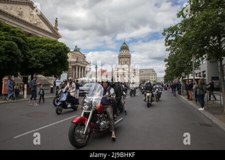 Berlin, Germany. 22nd May, 2022. The Distinguished Gentleman's Ride is a global motorcycle event raising funds and awareness for prostate cancer research and men's mental health programs. In Berlin, the ride started at Gendarmenmarkt on May 22, 2022. (Credit Image: © Michael Kuenne/PRESSCOV via ZUMA Press Wire) Stock Photo