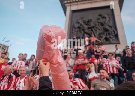 21/05/22, Sunderland AFC Fans Celebrate into the Night in Trafalgar Square after being Promoted to The Championship Stock Photo