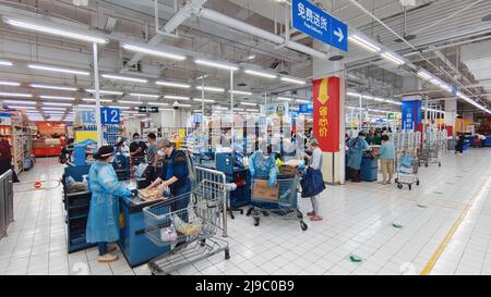 SHANGHAI, CHINA - MAY 21, 2022 - Citizens shop at a newly reopened Wal-mart store in Shanghai, China, May 21, 2022. Consumers must provide an appointm Stock Photo