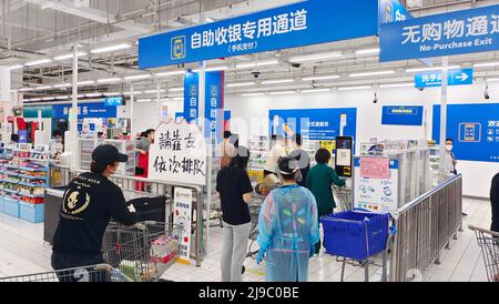 SHANGHAI, CHINA - MAY 21, 2022 - Citizens shop at a newly reopened Wal-mart store in Shanghai, China, May 21, 2022. Consumers must provide an appointm Stock Photo