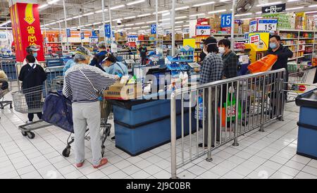 SHANGHAI, CHINA - MAY 21, 2022 - Citizens shop at a newly reopened Wal-mart store in Shanghai, China, May 21, 2022. Consumers must provide an appointm Stock Photo