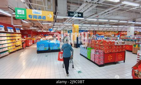 SHANGHAI, CHINA - MAY 21, 2022 - Citizens shop at a newly reopened Wal-mart store in Shanghai, China, May 21, 2022. Consumers must provide an appointm Stock Photo