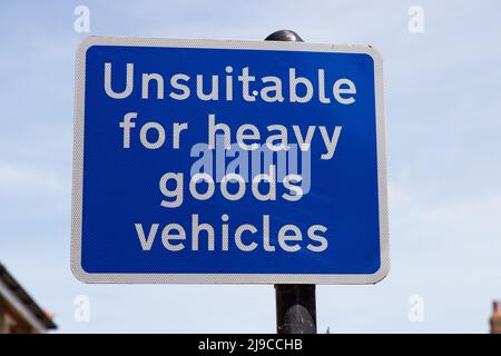 UK Roadsign Unsuitable for heavy goods vehicles warning vehicles of weight restrictions of a road Stock Photo