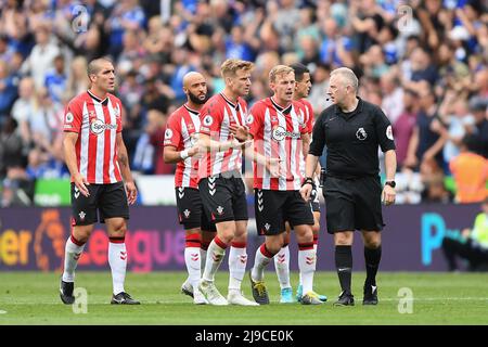 LEICESTER, UK. MAY 22ND Southampton players approach Referee, Jonathan Moss after James Maddison of Leicester City scored a goal to make it 1-0 during the Premier League match between Leicester City and Southampton at the King Power Stadium, Leicester on Sunday 22nd May 2022. (Credit: Jon Hobley | MI News) Credit: MI News & Sport /Alamy Live News Stock Photo