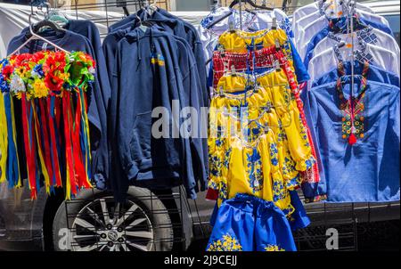 Ukrainian lothing and flowered headband for sale at the St. George Ukrainian Greek Catholic Church Festival in the East Village in 2022 Stock Photo