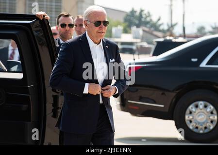 Pyeongtaek, South Korea. 22nd May, 2022. U.S President Joe Biden, arrives at Osan Air Base for departure on Air Force One following his two-day visit to South Korea, May 22, 2022 in Pyeongtaek, South Korea. Credit: SrA Allison Payne/U.S. Air Force/Alamy Live News Stock Photo