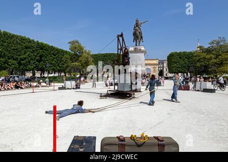 Maree Noire: Show by the company La Burrasca, Place Royale du Peyrou. Montpellier, Occitanie, France Stock Photo