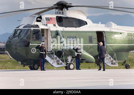 Fussa, Japan. 22nd May, 2022. US President Joe Biden walks towards the US Air Force helicopter after landing at Yokota Air Base for his two day visit in Japan. After visiting South Korea, the President arrived in Japan. Joe Biden is on an alliance-boosting tour in Asia. (Photo by Stanislav Kogiku/SOPA Images/Sipa USA) Credit: Sipa USA/Alamy Live News Stock Photo