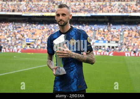 Foto Alberto Gandolfo/LaPresse 22 Maggio 2022 Milano (Italia)  Sport Calcio  Inter vs  Sampdoria - Serie A 2021/2022 - Stadio San Siro  Nella Foto: Marcelo Brozovic (FC Internazionale) riceve il premio come miglior centrocampista   Photo Alberto Gandolfo/LaPresse 22 May, 2022 Milan (Italy) Sport Soccer  Inter vs Sampdoria - Serie A 2021/2022  - Stadio San Siro In the pic: Marcelo Brozovic (FC Internazionale)(Photo: La Presse / PRESSINPHOTO) Stock Photo