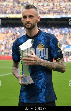 Foto Alberto Gandolfo/LaPresse 22 Maggio 2022 Milano (Italia)  Sport Calcio  Inter vs  Sampdoria - Serie A 2021/2022 - Stadio San Siro  Nella Foto: Marcelo Brozovic (FC Internazionale) riceve il premio come miglior centrocampista   Photo Alberto Gandolfo/LaPresse 22 May, 2022 Milan (Italy) Sport Soccer  Inter vs Sampdoria - Serie A 2021/2022  - Stadio San Siro In the pic: Marcelo Brozovic (FC Internazionale)(Photo: La Presse / PRESSINPHOTO) Stock Photo