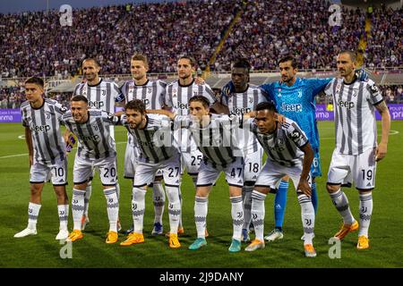 Florence, Italy. 21st May, 2022. Leonardo Bonucci of Juventus FC and  Krzysztof Piatek of ACF Fiorentina compete for the ball during the Serie A  2021/2022 football match between ACF Fiorentina and Juventus