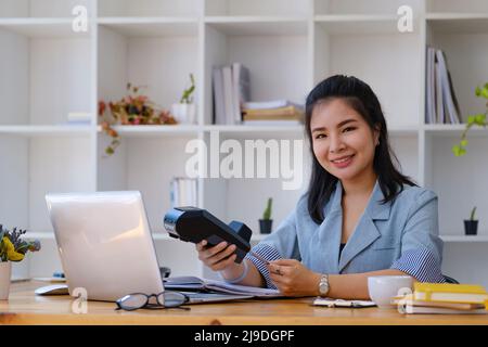 card swipe machine, cyber security, convenience of payment, staff use EDC card machine to swipe customer credit card to make in-store purchases Stock Photo