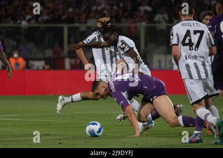 Florence, Italy. 21st May, 2022. Moise Kean of Juventus FC and Nikola  Milenkovic of ACF Fiorentina compete for the ball during the Serie A  2021/2022 football match between ACF Fiorentina and Juventus