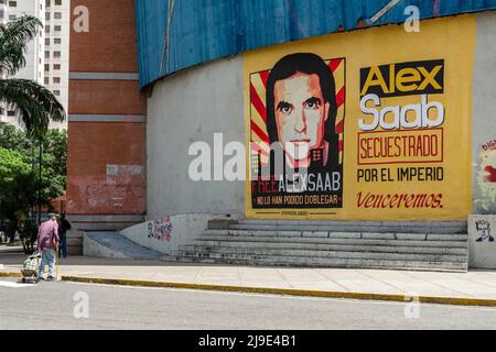 Caracas, Distrito Capital, Venezuela. 22nd May, 2022. A man observes a mural calling for the release of Alex Saab on a street in Caracas. (Credit Image: © Jimmy Villalta/ZUMA Press Wire) Stock Photo