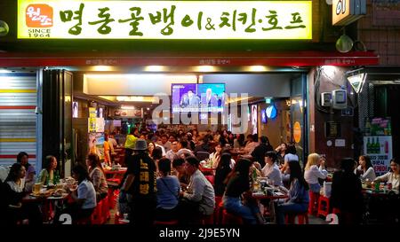 U.S. President Joe Biden, May 20, 2022 : A TV screen at a local bar in central Seoul shows U.S. President Joe Biden and South Korean President Yoon Suk-Yeol visiting a Samsung Electronics chip plant in Pyeongtaek, 70 km south of Seoul, South Korea, being broadcast live from the chip plant. Credit: Lee Jae-Won/AFLO/Alamy Live News Stock Photo