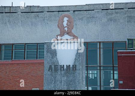 The northernmost Lenin statue in the world at the former Soviet coal mining settlement of Pyramiden in Svalbard. Pyramiden was closed in 1998 and lay largely abandoned. The miners were mainly from the Donbas region of eastern Ukraine. (Photo by Joe M O'Brien / SOPA Images/Sipa USA) Stock Photo