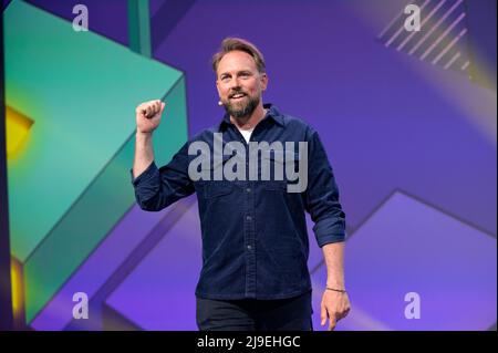 Hamburg, Germany. 18th May, 2022. Presenter Steven Gätjen takes to the stage. The OMR digital festival in Hamburg is a combination of trade fair, workshops and party. Credit: Jonas Walzberg/dpa/Alamy Live News Stock Photo