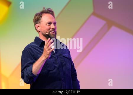 Hamburg, Germany. 18th May, 2022. Presenter Steven Gätjen takes to the stage. The OMR digital festival in Hamburg is a combination of trade fair, workshops and party. Credit: Jonas Walzberg/dpa/Alamy Live News Stock Photo