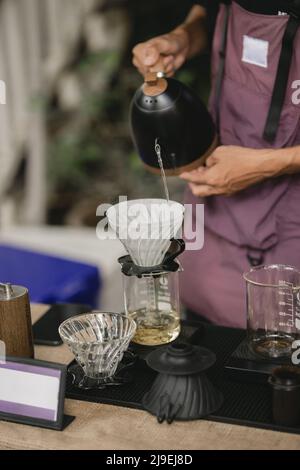 https://l450v.alamy.com/450v/2j9ej8d/professional-barista-preparing-coffee-using-chemex-pour-over-coffee-maker-and-drip-kettle-2j9ej8d.jpg