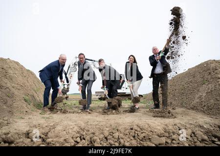 23 May 2022, Saxony, Mittelherwigsdorf: Markus Hallmann (Freier Wählerverein, l-r), mayor of the municipality of Mittelherwigsdorf, Frank Süsser, head of the department for federal highways north-east, Martin Dulig (SPD), Saxony's Minister of Economic Affairs, Saskia Tietje, president of the State Office for Road Construction and Transport, and Bernd Lange (CDU), district administrator of the Görlitz district, break ground symbolically at the construction site for the new construction of the federal highway 178n between Niederoderwitz and Zittau. The approximately six-kilometer-long section re Stock Photo