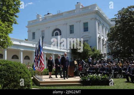 Washington, Vereinigte Staaten. 19th May, 2022. US President Joe Biden, right, joined by Prime Minister Magdalena Andersson of Sweden, left, and President Sauli Niinistö of Finland, departs following a press conference in the Rose Garden of the White House in Washington DC on May 19, 2022. Credit: Oliver Contreras/Pool via CNP/dpa/Alamy Live News Stock Photo