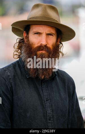 Cannes, Frankreich. 21st May, 2022. Thomas M. Wright poses at the photocall of 'The Stranger' during the 75th Annual Cannes Film Festival at Palais des Festivals in Cannes, France, on 21 May 2022. Credit: dpa/Alamy Live News Stock Photo