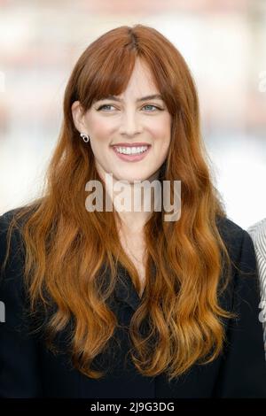 Cannes, Frankreich. 21st May, 2022. Riley Keough poses at the photocall of 'War Pony' during the 75th Annual Cannes Film Festival at Palais des Festivals in Cannes, France, on 21 May 2022. Credit: dpa/Alamy Live News Stock Photo