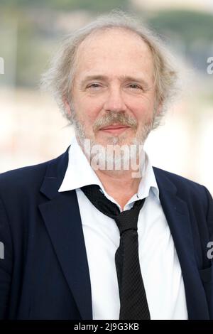 Cannes, Frankreich. 21st May, 2022. Arnaud Desplechin poses at the photocall of 'Brother and Sister' during the 75th Annual Cannes Film Festival at Palais des Festivals in Cannes, France, on 21 May 2022. Credit: dpa/Alamy Live News Stock Photo