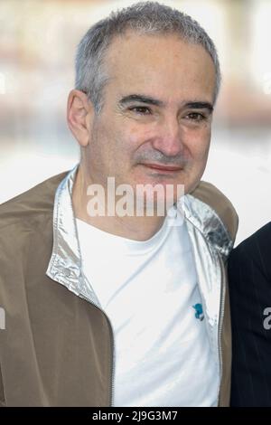 Cannes, Frankreich. 21st May, 2022. Olivier Assayas poses at the photocall of 'Irma Vep' during the 75th Annual Cannes Film Festival at Palais des Festivals in Cannes, France, on 21 May 2022. Credit: dpa/Alamy Live News Stock Photo