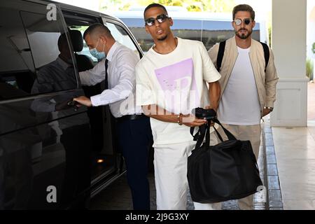 Marbella, Spain. 23rd May, 2022. Soccer: National team, training camp before the start of the Nations League. National team player Thilo Kehrer (l) and goalkeeper Kevin Trapp arrive at the team hotel. The German national soccer team will gather for a short training camp in Spain during Monday. The national coach wants to prepare his 26-man squad in Marbella by Friday for the four Nations League matches coming up at the end of the season. Credit: Federico Gambarini/dpa/Alamy Live News Stock Photo