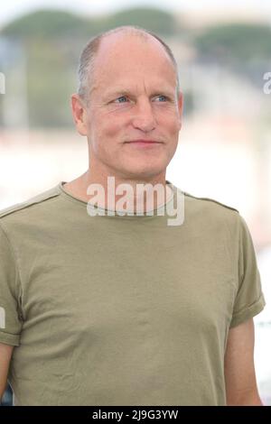 Cannes, Frankreich. 22nd May, 2022. Woody Harrelson poses at the photocall of 'Triangle of Sadness' during the 75th Annual Cannes Film Festival at Palais des Festivals in Cannes, France, on 22 May 2022. Credit: dpa/Alamy Live News Stock Photo