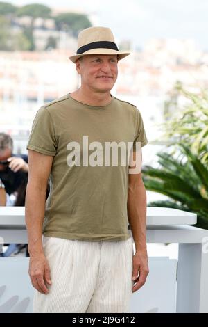 Cannes, Frankreich. 22nd May, 2022. Woody Harrelson poses at the photocall of 'Triangle of Sadness' during the 75th Annual Cannes Film Festival at Palais des Festivals in Cannes, France, on 22 May 2022. Credit: dpa/Alamy Live News Stock Photo