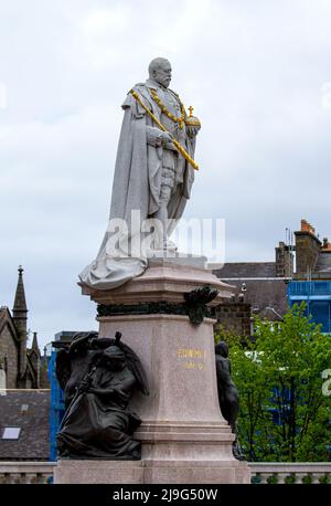 A granite statue of King Edward VII stands along Union Street beside Union Terrace Gardens in Aberdeen, Scotland, UK Stock Photo