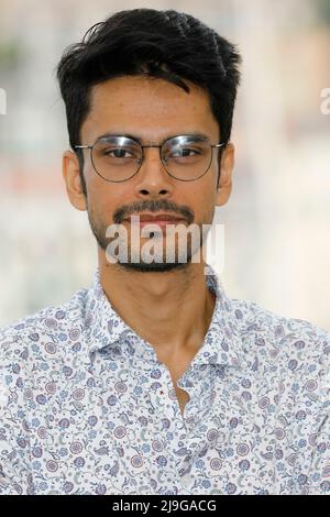 Cannes, Frankreich. 23rd May, 2022. Shaunak Sen poses at the photocall of 'All That Breathes' during the 75th Annual Cannes Film Festival at Palais des Festivals in Cannes, France, on 23 May 2022. Credit: dpa/Alamy Live News Stock Photo