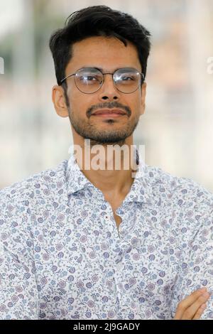 Cannes, Frankreich. 23rd May, 2022. Shaunak Sen poses at the photocall of 'All That Breathes' during the 75th Annual Cannes Film Festival at Palais des Festivals in Cannes, France, on 23 May 2022. Credit: dpa/Alamy Live News Stock Photo