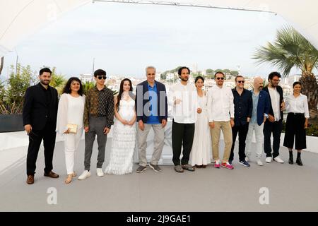 Cannes, Frankreich. 23rd May, 2022. Mehdi Bajestani (l-r), Zar Amir Ebrahimi, Sina Parvaneh, Sara Fazilat, Mesbah Taleb, Forouzan Jamshidnejad, Ali Abbasi, Jacob Jarek, Sol Bondy, Nima Akbarpour, Arash Ashtiani and Alice Rahimi pose at the photocall of 'Holy Spider' during the 75th Annual Cannes Film Festival at Palais des Festivals in Cannes, France, on 23 May 2022. Credit: dpa/Alamy Live News Stock Photo