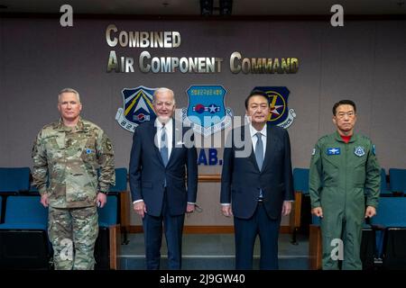 Pyeongtaek, South Korea. 22 May, 2022. U.S President Joe Biden, center left, visits the Air Operations Center Combat Operations at Osan Air Base before departing following his two-day visit to South Korea, May 22, 2022 in Pyeongtaek, South Korea. Standing from left: U.S. Army General Paul LaCamera, Commander Combined Forces Korea, President Joe Biden, South Korean President Yoon Suk-yeol and Gen. Kim Seung Kyum, Deputy Commander Combined Forces Korea.  Credit: Adam Schultz/White House Photo/Alamy Live News Stock Photo