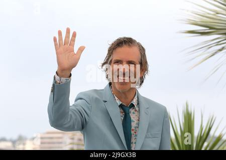 Cannes, France. 23rd May, 2022.  Director Brett Morgen at the Moonage Daydream film photo call at the 75th Cannes Film Festival. Credit: Doreen Kennedy/Alamy Live News. Stock Photo