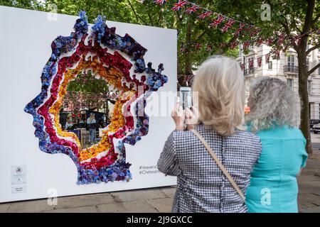 London, UK.  23 May 2022. The Queen's Head, a 10 foot tall layered, floral artwork (first seen in 2016 at the Chelsea Flower Show) is displayed in Sloane Square as part of Chelsea in Bloom, a floral art show transforming the streets of Chelsea from the 23 to 28 May with displays made of flowers. The annual event is produced by Cadogan in association with the Royal Horticultural Society (RHS). Credit: Stephen Chung / Alamy Live News Stock Photo