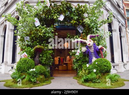 London, UK. 23rd May 2022. 'Alice in Wonderland' flower display at Rag & Bone store on Sloane Square, part of the free floral art show Chelsea In Bloom. Shops, hotels and restaurants in London's Chelsea area are taking part in the annual competition, and the 2022 theme is 'British Icons'. Credit: Vuk Valcic/Alamy Live News Stock Photo